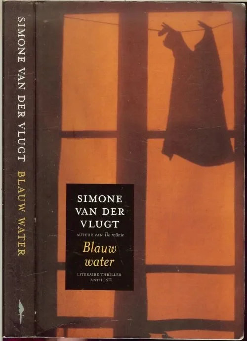 Blauw water Vlugt, Simone van der Omslagontwerp Roald Triebels te Amsterdam foto auteur Merlijn Doomernik Snelle Levering