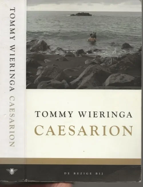 Op = Op Caesarion Wieringa, Tommy Omslagontwerp Esther van Gameren Foto auteur Vivane Sassen