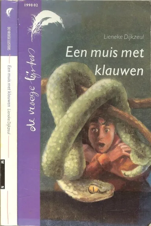 Nu Kopen Een muis met klauwen …. Merel zit in de val, Haar vader is aan het afrekenen in het benzinestation waar haar broer werkt en ineens springt er een wildvreemde man naast haar in de auto.
