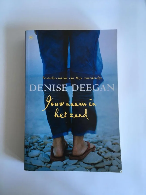 Tijdelijk Beschikbaar Jouw naam in het zand - Denise Deegan